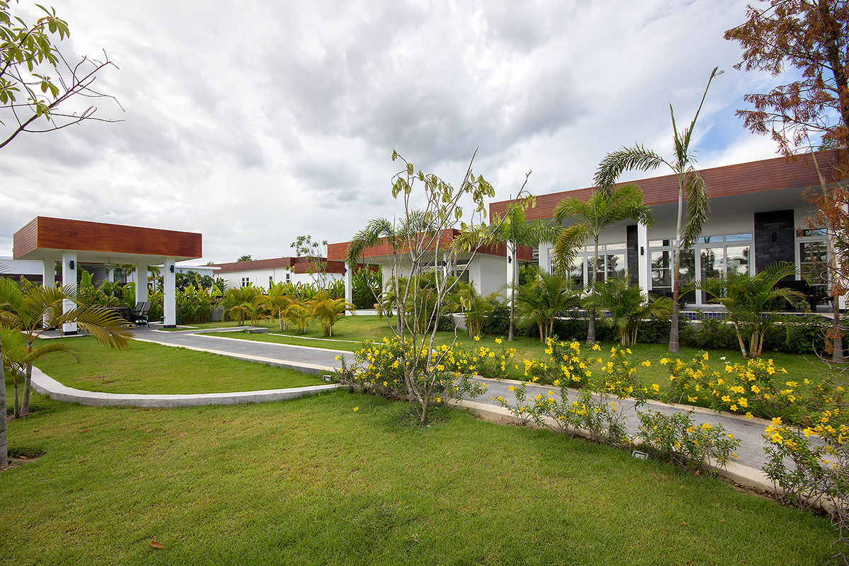 Modern Pool Villa near Banyan Golf Course for Sale